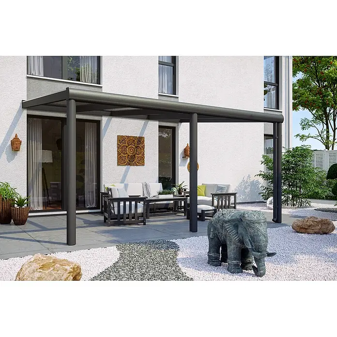 SKAN HOLZ Terrassenüberdachung Garda - B x T: 434 x 357 cm, Anthrazit, Polycarbonat, Transparent - Dunkelgraue Metall-Terrassenüberdachung, an einem weißen Haus befestigt, spendet Schatten über einem Sitzbereich auf der Terrasse.