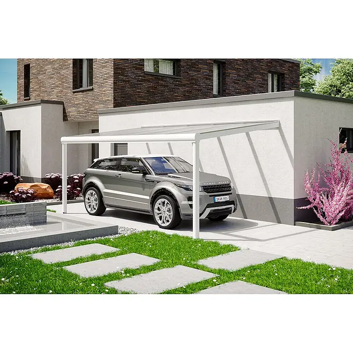 SKAN HOLZ Terrassenüberdachung Genua - B x T: 541 x 307 cm, Weiß, Polycarbonat, Transparent - Weißes Carport mit transparentem Dach, schützt ein graues Auto vor einem modernen Haus.