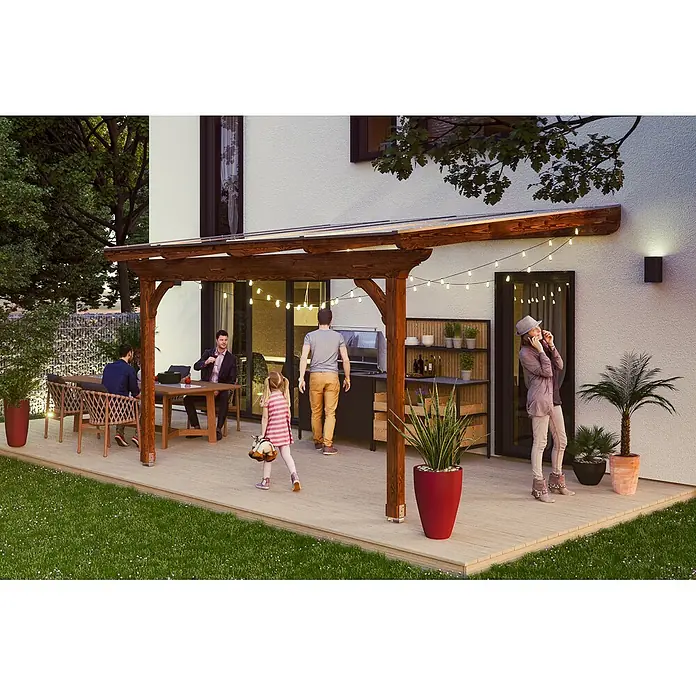 SKAN HOLZ Terrassenüberdachung Ravenna - B x T: 434 x 300 cm, Nussbaum, Polycarbonat, Transparent - Hölzerne Pergola mit transparentem Dach über einem Außenwohnbereich, bietet Schutz und Stil.