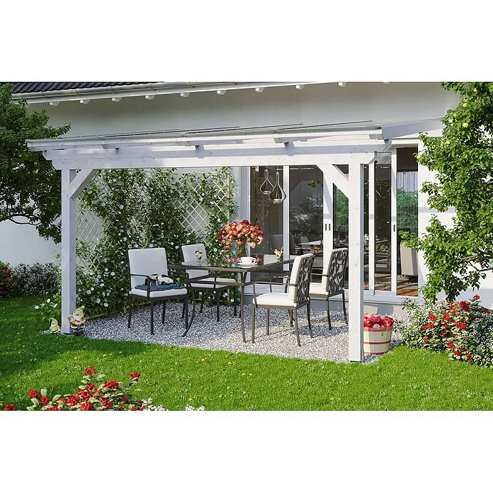 SKAN HOLZ Terrassenüberdachung Ancona - B x T: 434 x 250 cm, Weiß, Polycarbonat, Transparent - Weiße Holzpergola über einem Kies-Patio mit Gartenmöbeln.