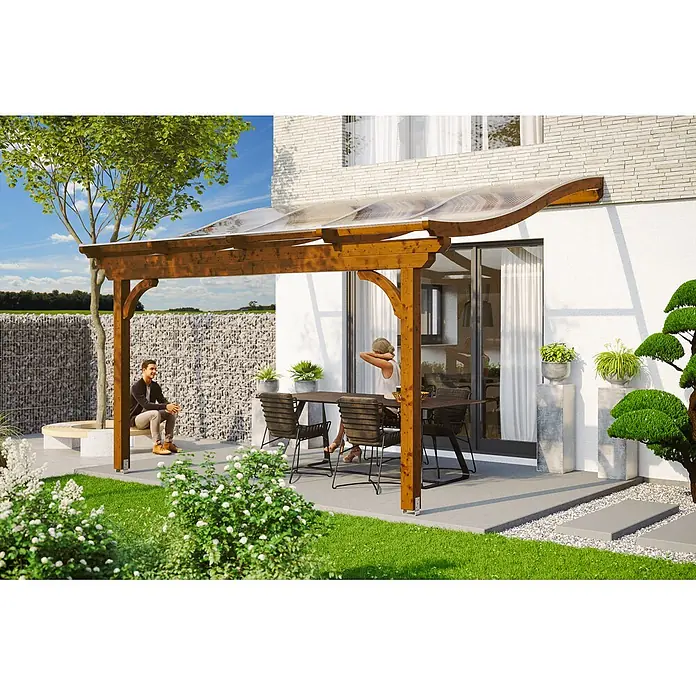 SKAN HOLZ Terrassenüberdachung Verona - B x T: 434 x 239 cm, Nussbaum, Polycarbonat, Transparent - Holzpergola mit gebogenem, transparentem Wellendach, an einem weißen Haus befestigt, überdacht eine Terrasse mit Gartenmöbeln und Personen.