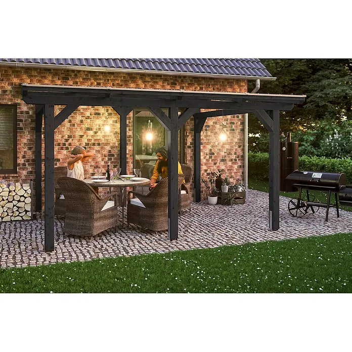 SKAN HOLZ Terrassenüberdachung Siena - B x T: 434 x 250 cm, Anthrazit, Polycarbonat, Transparent - Schwarze Holzpergola spendet Schatten über einer Terrasse mit essenden Personen.