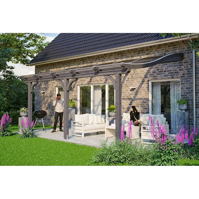SKAN HOLZ Terrassenüberdachung Venezia - B x T: 541 x 289 cm, Schiefergrau, Polycarbonat, Transparent - Dunkelgraue Holzpergola mit lichtdurchlässigem Dach über einer Terrasse mit Gartenmöbeln, an einem Ziegelhaus befestigt.