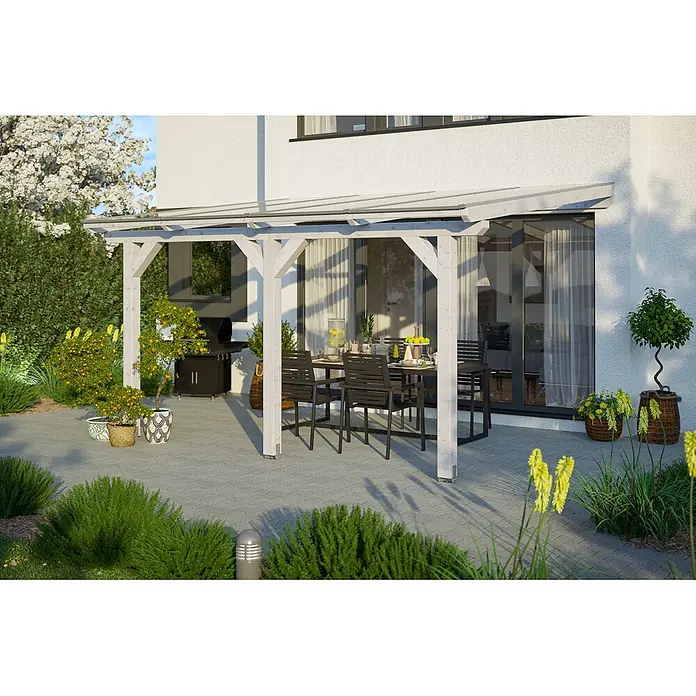 SKAN HOLZ Terrassenüberdachung Andria - B x T: 434 x 350 cm, Weiß, Polycarbonat, Transparent - Helle Holzpergola mit transparentem Dach über einem Esstisch auf einer Terrasse am Haus.