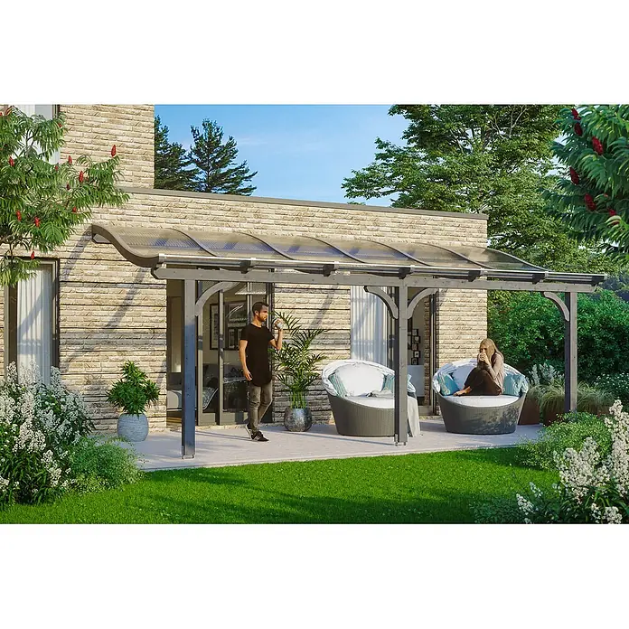 SKAN HOLZ Terrassenüberdachung Venezia - B x T: 648 x 389 cm, Schiefergrau, Polycarbonat, Transparent - Dunkelgraue Pergola mit gewölbtem lichtdurchlässigem Dach, an einem Haus befestigt, überdacht einen Sitzbereich im Freien mit Menschen.