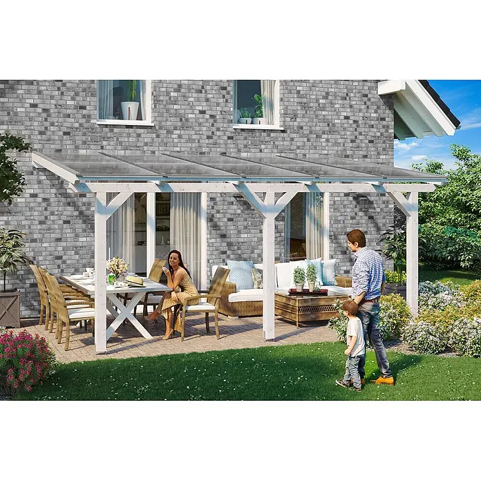SKAN HOLZ Terrassenüberdachung Bormio - B x T: 541 x 300 cm, Weiß, Polycarbonat, Transparent - Weiße Holzpergola mit transparentem Dach, schützt einen Ess- und Loungebereich im Freien neben einem Haus.