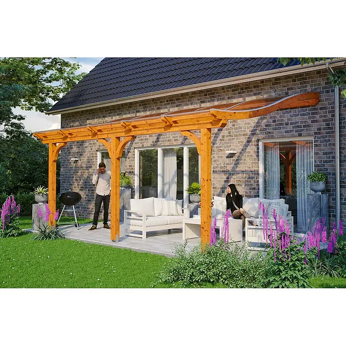 SKAN HOLZ Terrassenüberdachung Venezia - B x T: 541 x 389 cm, Eiche hell, Polycarbonat, Transparent - Hölzerne Pergola mit transparentem Dach über einer Terrasse neben einem Ziegelhaus.