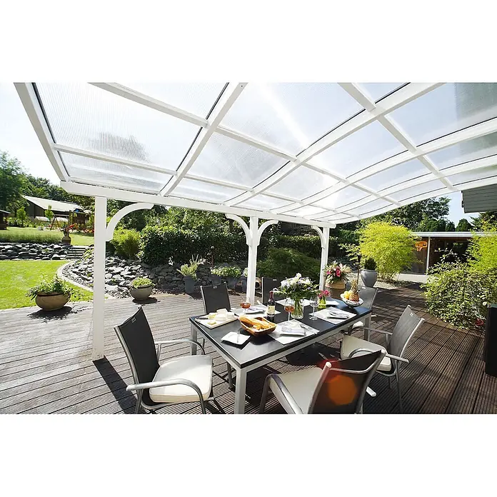 SKAN HOLZ Terrassenüberdachung Venezia - B x T: 648 x 289 cm, Weiß, Polycarbonat, Transparent - Weiß gerahmte Pergola mit transparenten Dachpaneelen über einem Esstisch im Freien auf einer Holzterrasse.