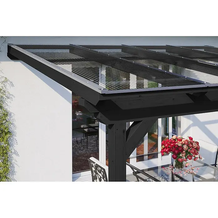 SKAN HOLZ Terrassenüberdachung Ancona - B x T: 434 x 300 cm, Anthrazit, Polycarbonat, Transparent - Dunkle Holzpergola mit transparentem Wellplattendach, an einer Hauswand montiert für Terrassenbeschattung.