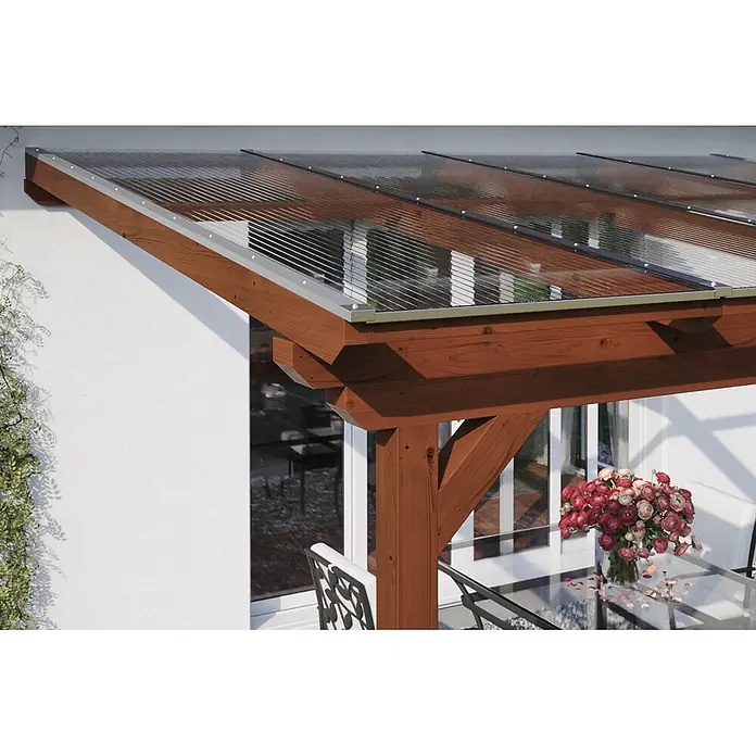 SKAN HOLZ Terrassenüberdachung Ancona - B x T: 648 x 400 cm, Nussbaum, Polycarbonat, Transparent - Nahaufnahme einer braunen Holz-Terrassenüberdachung mit transparentem Wellplattendach, an einem weißen Haus befestigt, über einem Sitzbereich im Freien.