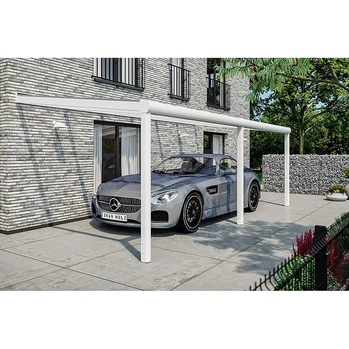 SKAN HOLZ Terrassenüberdachung Garda - B x T: 648 x 307 cm, Weiß, Polycarbonat, Transparent - Weißes Aluminium-Carport an einem modernen Backsteinhaus, das einen grauen Sportwagen auf einer gepflasterten Auffahrt schützt.