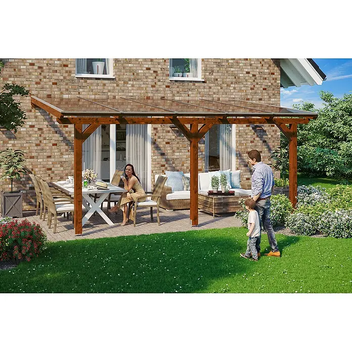 SKAN HOLZ Terrassenüberdachung Andria - B x T: 541 x 250 cm, Nussbaum, Polycarbonat, Transparent - Eine Holzpergola mit transparentem Dach spendet Schatten auf einer Terrasse neben einem Backsteinhaus, über einem Ess- und Lounge-Bereich.