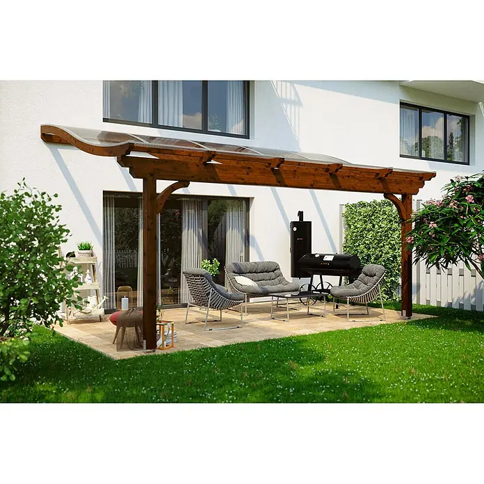 SKAN HOLZ Terrassenüberdachung Verona - B x T: 541 x 289 cm, Nussbaum, Polycarbonat, Transparent - Holzpergola mit klarem, geschwungenem Dach über einer Terrasse mit Sitzgelegenheiten.