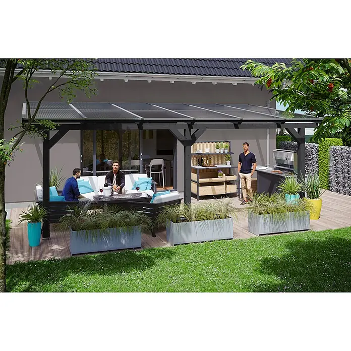 SKAN HOLZ Terrassenüberdachung Bormio - B x T: 648 x 250 cm, Anthrazit, Polycarbonat, Transparent - Dunkelgraue Pergola mit lichtdurchlässigem Dach über einer modernen Terrasse mit Sitzgelegenheiten, Grill und entspannten Personen.