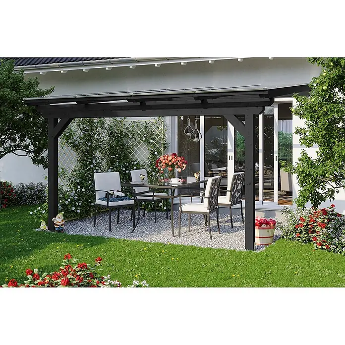 SKAN HOLZ Terrassenüberdachung Ancona - B x T: 434 x 300 cm, Anthrazit, Polycarbonat, Transparent - Dunkle Holzpergola mit transparentem Dach, spendet Schatten über einer Terrassenessgruppe.