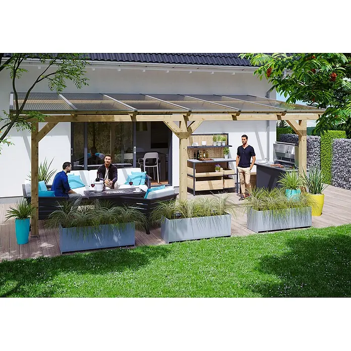 SKAN HOLZ Terrassenüberdachung Andria - B x T: 648 x 250 cm, Natur, Polycarbonat, Transparent - Hölzerne Terrassenüberdachung mit transluzentem Wellplattendach, beschattet einen Outdoor-Wohn- und Küchenbereich.
