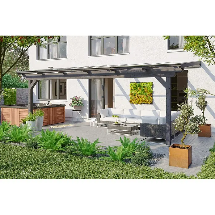 SKAN HOLZ Terrassenüberdachung Ancona - B x T: 648 x 400 cm, Schiefergrau, Polycarbonat, Transparent - Ein moderner Außenwohnbereich mit dunkler Pergola, Holzhottub und weißgepolstertem Sofa auf einer Terrasse zur Entspannung.