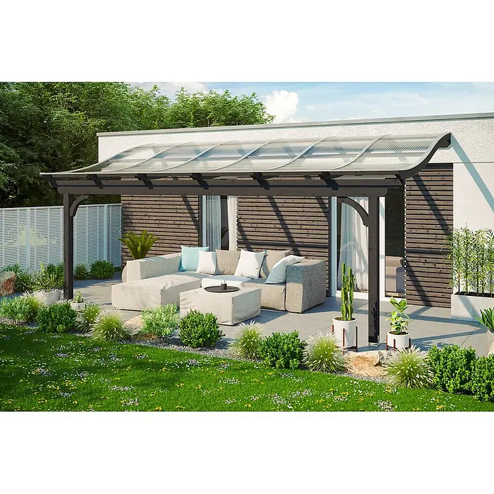 SKAN HOLZ Terrassenüberdachung Verona - B x T: 648 x 289 cm, Anthrazit, Polycarbonat, Transparent - Dunkle Pergola mit gewölbtem Klar-Dach über einer Terrassen-Sitzecke, am modernen Haus.