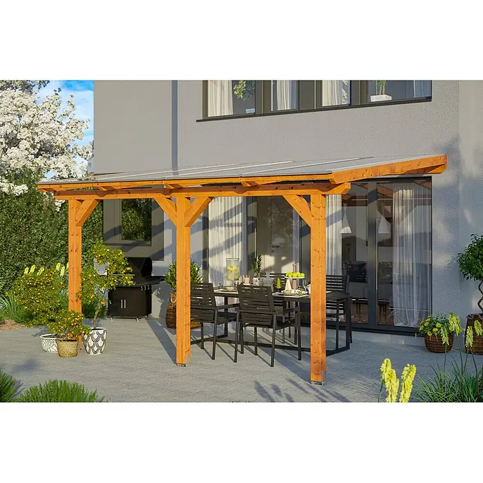SKAN HOLZ Terrassenüberdachung Bormio - B x T: 434 x 350 cm, Eiche hell, Polycarbonat, Transparent - Terrassenüberdachung aus Naturholz mit transparentem Dach, spendet Schatten über einem Esstisch am Haus.