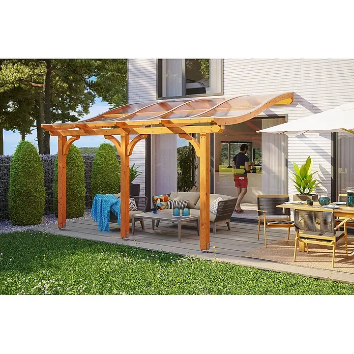 SKAN HOLZ Terrassenüberdachung Venezia - B x T: 434 x 389 cm, Eiche hell, Polycarbonat, Transparent - Holzpergola mit gewölbtem, transparentem Dach über einer Terrasse mit Gartenmöbeln.