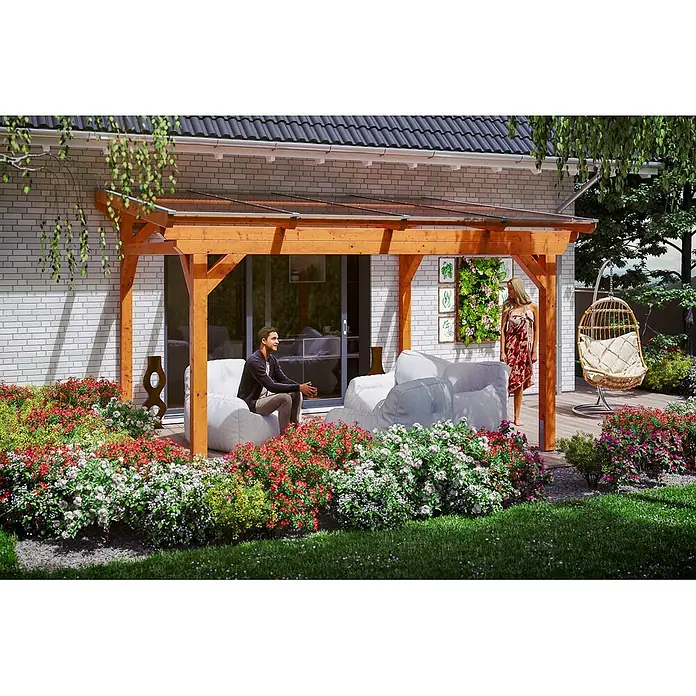 SKAN HOLZ Terrassenüberdachung Sanremo - B x T: 434 x 250 cm, Eiche hell, Polycarbonat, Transparent - Eine Holzpergola mit transparentem Dach überdacht eine Terrasse und bietet einen schattigen Wohnbereich im Garten.