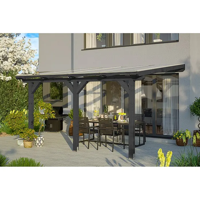 SKAN HOLZ Terrassenüberdachung Bormio - B x T: 434 x 300 cm, Anthrazit, Polycarbonat, Transparent - Dunkelgraue Holzpergola mit transparentem Dach, die einen Terrassen-Essbereich am Haus überdacht.