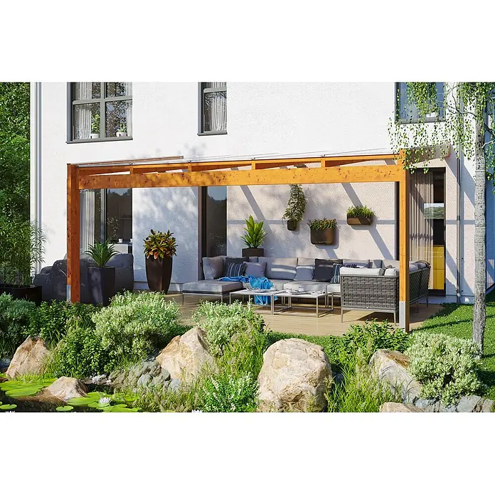 SKAN HOLZ Terrassenüberdachung Novara - B x T: 557 x 359 cm, Eiche hell, Polycarbonat, Transparent - Eine Holzpergola mit transparentem Dach überdacht eine Terrasse mit Outdoor-Sitzmöbeln und üppigem Grün.