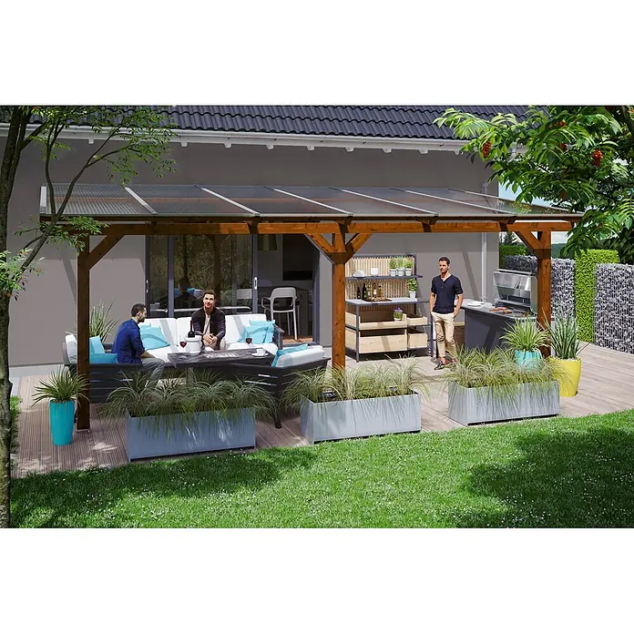 SKAN HOLZ Terrassenüberdachung Bormio - B x T: 648 x 250 cm, Nussbaum, Polycarbonat, Transparent - Holzpergola mit transparentem Dach über einer Terrassen-Sitzgruppe.