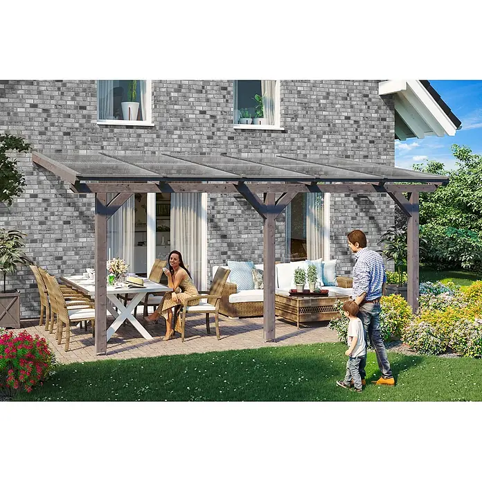 SKAN HOLZ Terrassenüberdachung Bormio - B x T: 541 x 250 cm, Schiefergrau, Polycarbonat, Transparent - Graue Holzpergola mit transparentem Dach, die einen Sitzbereich im Freien mit Personen überdacht.