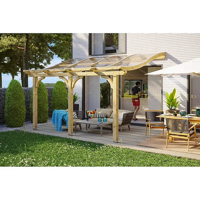 SKAN HOLZ Terrassenüberdachung Venezia - B x T: 434 x 239 cm, Natur, Polycarbonat, Transparent - Holzpergola mit klarem Wellendach auf einer Terrasse, überdacht eine Sitzgruppe am Haus.
