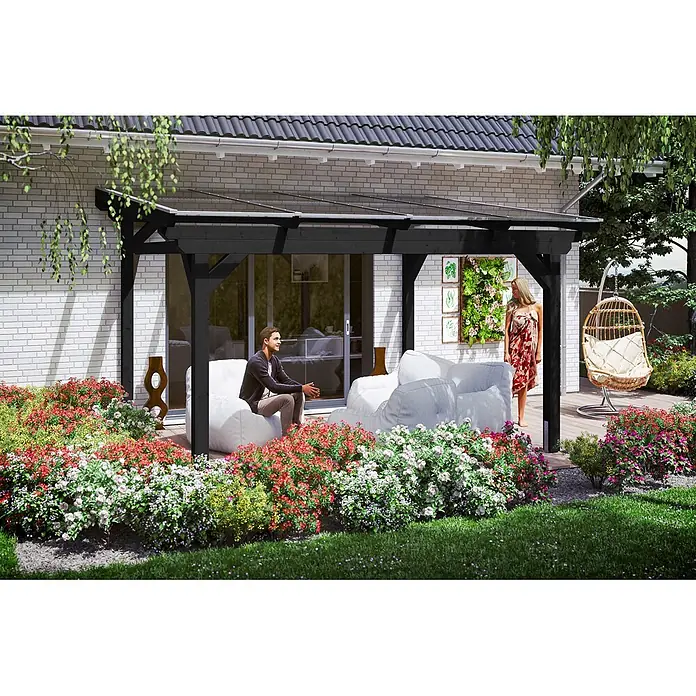 SKAN HOLZ Terrassenüberdachung Sanremo - B x T: 434 x 250 cm, Anthrazit, Polycarbonat, Transparent - Dunkle Pergola mit transparentem Dach schafft einen schattigen Außenbereich am Haus, Personen entspannen darunter.