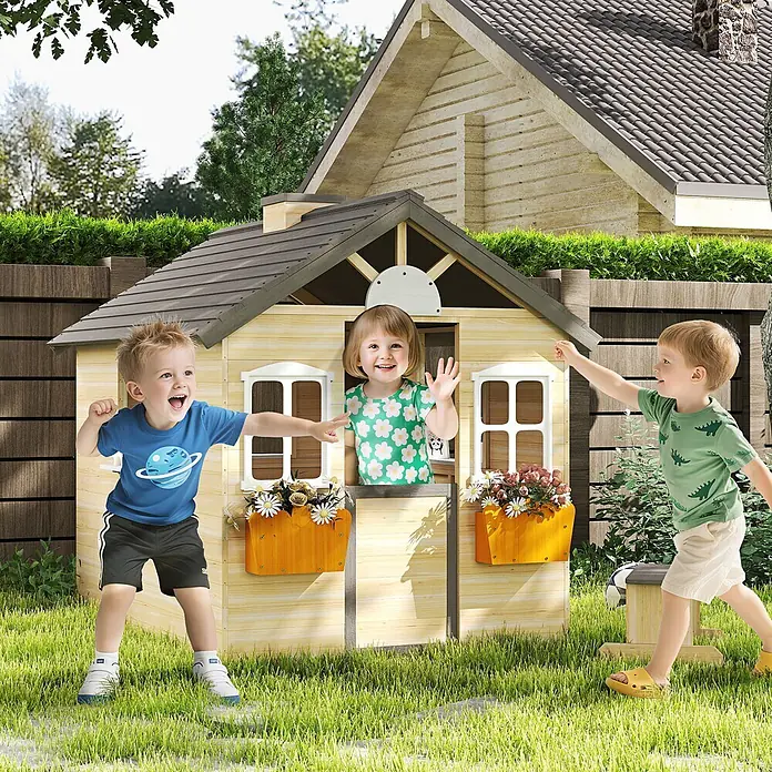 Outsunny Spielhaus - L x B x H: 113 x 94 x 134,5 cm, Holz, Natur+ Grau+ Weiß - Drei fröhliche Kinder spielen in einem Holzspielhaus mit grauem Dach und orangefarbenen Blumenkästen im Garten.
