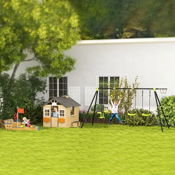 Outsunny Spielhaus - L x B x H: 113 x 94 x 134,5 cm, Holz, Natur+ Grau+ Weiß - Kinder spielen in einem Holzspielhaus, Boots-Sandkasten und an einem schwarz-limettengrünen Schaukelset im Garten.