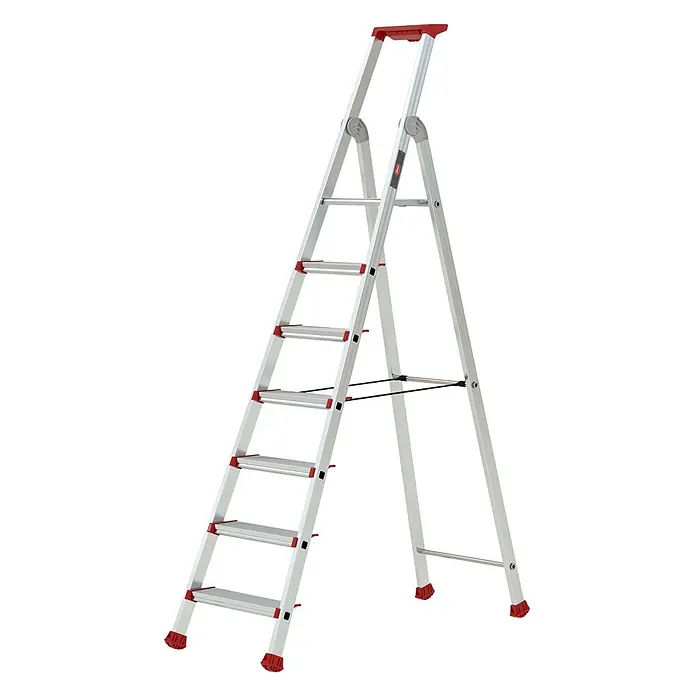 Altrex Stehleiter Nimba Stufenstehleiter einseitig begehbar 7 Stufen - Anzahl Tritte: 7 Stk., Arbeitshöhe: 3.590 m, Aluminium - Silberne Aluminium-Haushaltsleiter mit 7 Stufen, roten Anti-Rutsch-Tritten und rotem Haltegriff.
