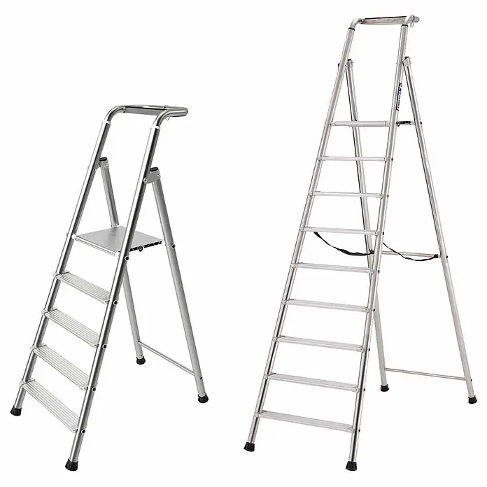 Siedra-Leitern Stehleiter Stufenstehleiter Profimax bis 350kg getestet 7 Stufen - Anzahl Tritte: 7 Stk., Arbeitshöhe: 3.670 m, Belastbarkeit: 350 kg, Aluminium - Zwei silberfarbene Aluminium-Stehleitern, eine kurze Trittleiter mit Plattform, die andere eine höhere A-Leiter.
