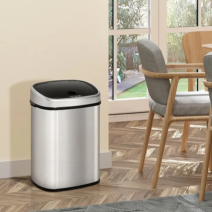 Homcom Sensormülleimer - 48 l, Stahl, Silber, Schwarz - Eleganter silberner Edelstahl-Mülleimer mit schwarzem Deckel in einem modernen Wohnraum.