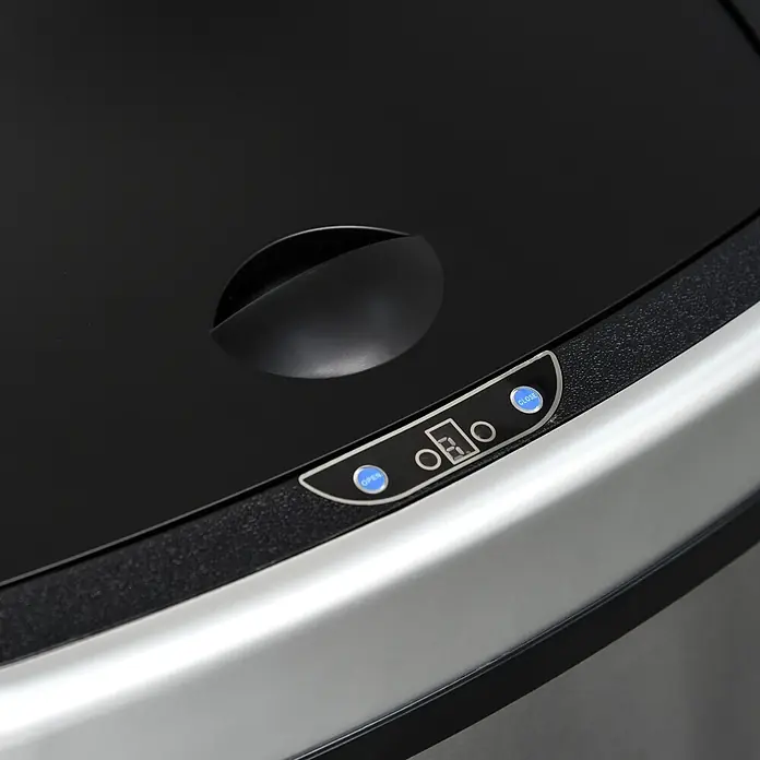 Homcom Sensormülleimer - 48 l, Stahl, Silber, Schwarz - Schwarzer und silberner Deckel eines automatischen Mülleimers mit 'OPEN'- und 'CLOSE'-Tasten und einer Digitalanzeige.
