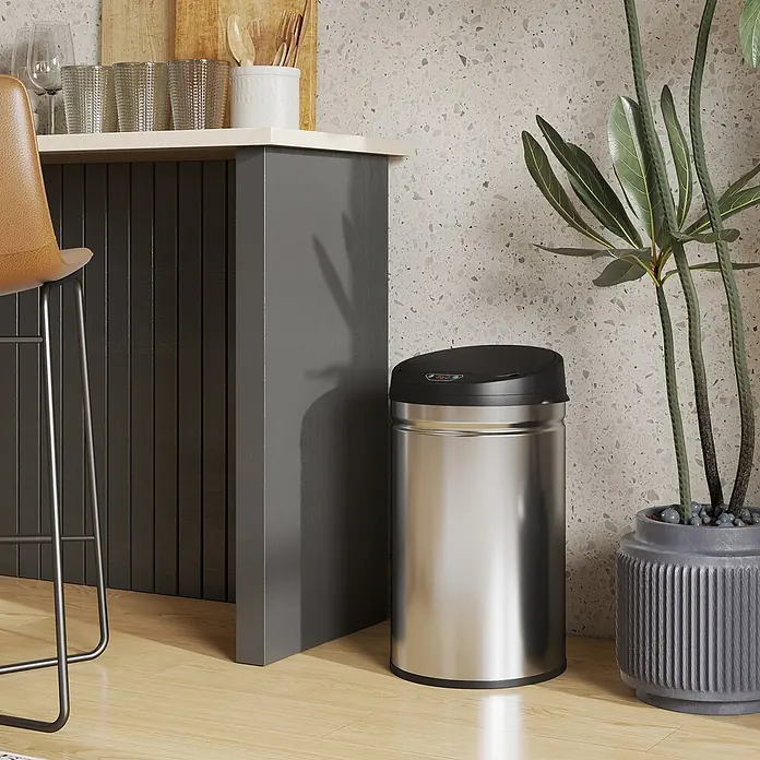 Homcom Sensormülleimer - 30 l, Stahl, Silber, Schwarz - Mülleimer aus Edelstahl mit schwarzem Deckel, in moderner Küche neben einer Pflanze platziert.