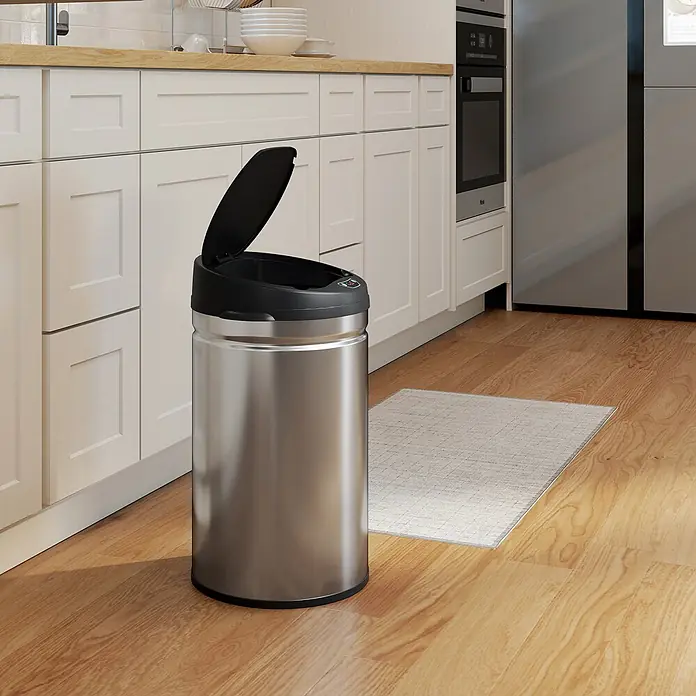 Homcom Sensormülleimer - 30 l, Stahl, Silber, Schwarz - Intelligenter Mülleimer aus Edelstahl mit schwarzem, offenem Deckel, auf Holzboden in einer modernen Küche.