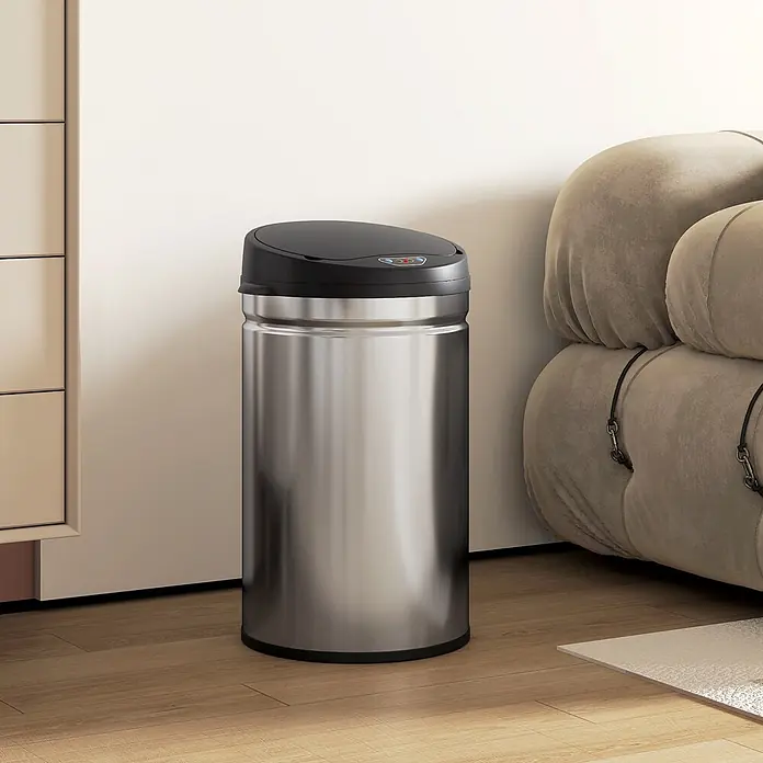 Homcom Sensormülleimer - 30 l, Stahl, Silber, Schwarz - Automatischer Edelstahl-Mülleimer mit schwarzem Sensor-Deckel, auf Holzboden neben Schrank und Sofa.