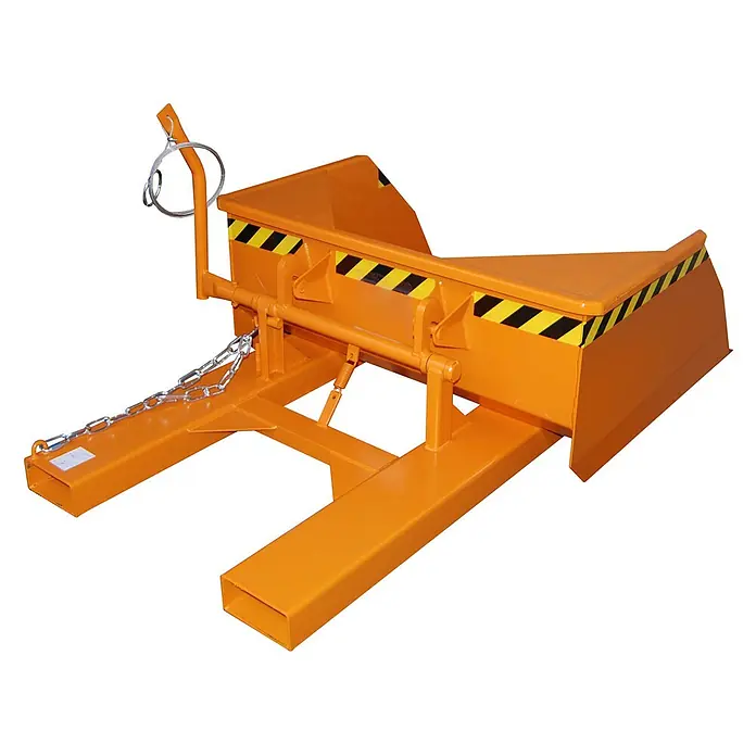 Bauer Seitenkippschaufel Schaufel BSE 50, lackiert, Gelborange -  - Oranger Metall-Gabelstapler-Kippbehälter mit schwarz-gelben Warnstreifen und Sicherheitskette, zum Transportieren und Entleeren von Schüttgut.