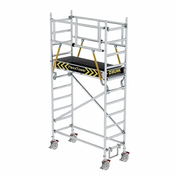 Munk Rollgerüst Rollgerüst FlexxTower SGX ergo mit klappbaren Dreieckauslegern und Schwenk - Arbeitshöhe: 4.510 m - Mobiles Rollgerüst aus silbernem Aluminium mit schwarzer Arbeitsplattform und gelben Diagonalstreben auf roten Rollen.