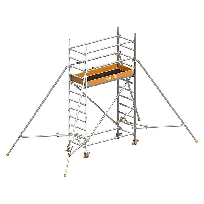 Layher Rollgerüst Rollgerüst Uni Leicht mit Sicherheitsaufbau P2 und Uni Telegeländer sowie - Arbeitshöhe: 4.100 m - Mobiles Aluminium-Fahrgerüst in Silber mit orangefarbener Plattform, Rollen und Auslegern für Stabilität.