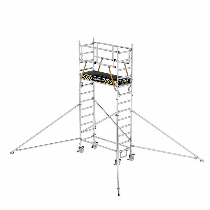 Munk Rollgerüst Rollgerüst FlexxTower SGX ergo mit klappbaren Dreieckauslegern und Schwenk - Arbeitshöhe: 5.070 m - Mobiles Rollgerüst aus silbernem Aluminium mit einer schwarz-gelben Plattform, Auslegern und Rädern.