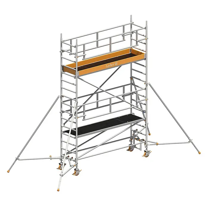 Layher Rollgerüst Rollgerüst Uni Standard P2 Safety Plus mit Doppelgeländer und Gerüststü - Arbeitshöhe: 5.200 m - Silbernes Aluminium-Rollgerüst mit orangefarbenen und schwarzen Arbeitsplattformen, ausgestattet mit Rädern und Auslegern für Stabilität.