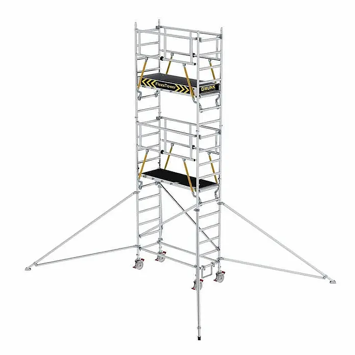 Munk Rollgerüst Rollgerüst FlexxTower SGX ergo mit klappbaren Dreieckauslegern und Schwenk - Arbeitshöhe: 6.170 m - Hohes, silbernes Fahrgerüst mit schwarzen Plattformen, gelben Sicherheitsmarkierungen, Auslegern und Rollen.