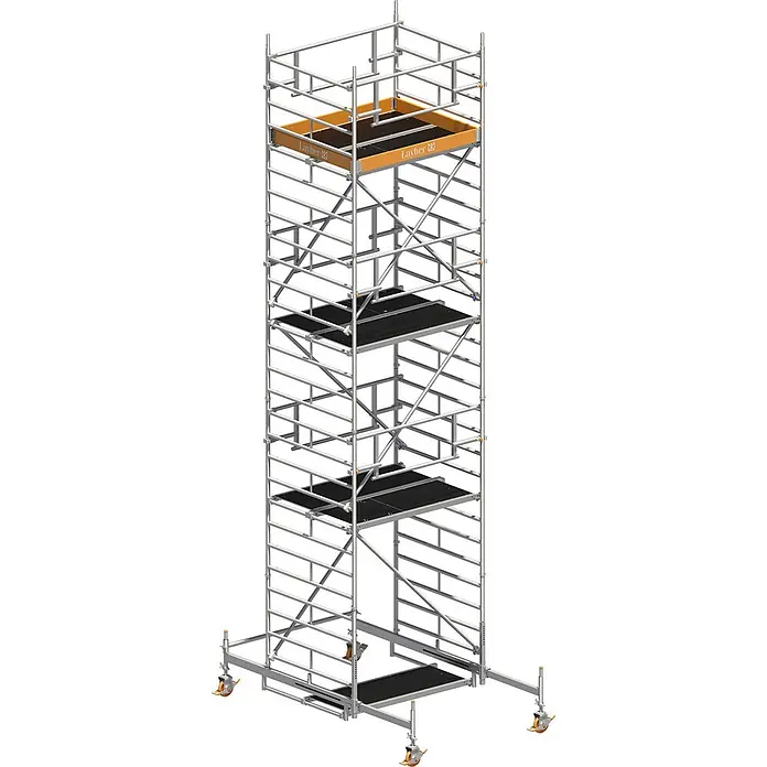 Layher Rollgerüst Rollgerüst Uni Kompakt P2 Safety Plus mit Doppelgeländer 8,38m AH - Arbeitshöhe: 8.200 m - Hoher, silberner, mobiler Aluminium-Gerüstturm mit mehreren schwarzen Arbeitsplattformen und orangefarbenen Akzenten, auf Rollen.