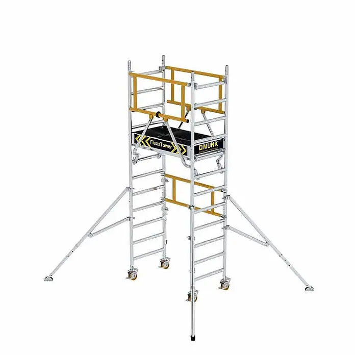 MUNK Rollgerüst FlexxTower SG ergo mit klappbaren Dreieckauslegern und Schwenkfuß Plattformgröße 1,20x0,60m Arbeitshöhe 4,10m -  - Mobiler Rollgerüstturm mit silbernem Rahmen, gelben Akzenten und schwarzer Plattform, mit Auslegern und Rollen.