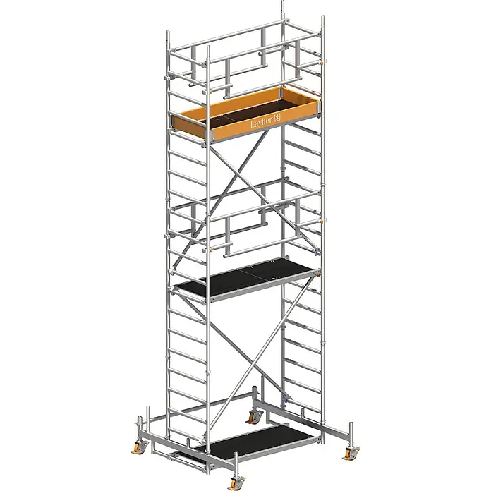 Layher Rollgerüst Rollgerüst Uni Leicht P2 Safety Plus mit Doppelgeländer 6,26m AH - Arbeitshöhe: 6.260 m - Silbernes Aluminium-Rollgerüst mit schwarzen Plattformen und orangefarbenen Akzenten, auf Rollen für mehrstufigen Zugang.