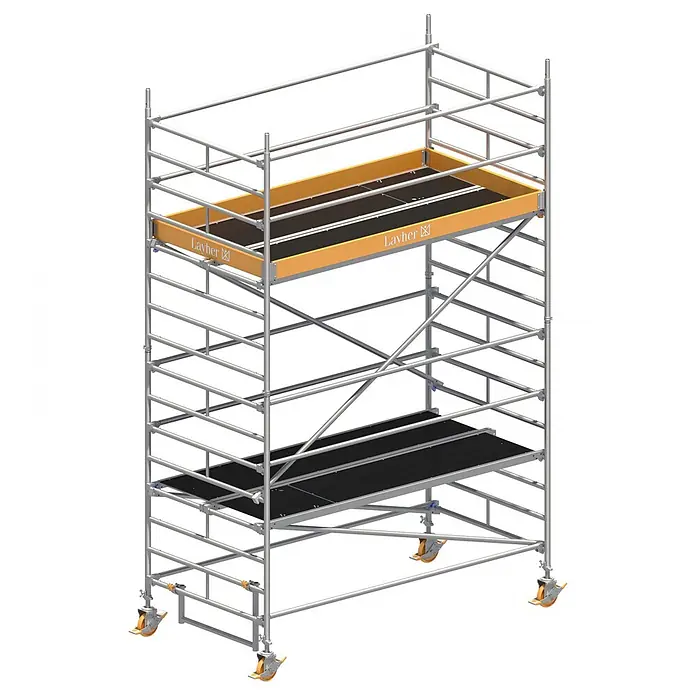 Layher Rollgerüst Rollgerüst Uni Breit P2 5,20m AH - Arbeitshöhe: 5.200 m - Silbernes Aluminium-Rollgerüst mit zwei schwarzen Plattformen, orangem oberen Plattformrand und orangen Lenkrollen.